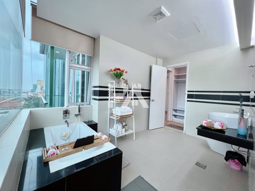 3 bed + 3 bath | Condo for Rent in BKK 1